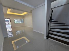 2 спален Таунхаус for sale in Yaek Lam Sali MRT, Hua Mak, Hua Mak