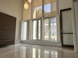 3 спален Таунхаус на продажу в The Lofts Sathorn, Chong Nonsi