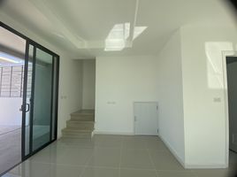 3 Schlafzimmer Reihenhaus zu verkaufen im Patio Ladkrabang-Moterway , Thap Yao