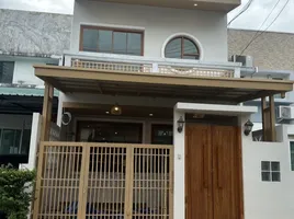 3 Schlafzimmer Reihenhaus zu vermieten in Talat Nuea, Phuket, Talat Nuea
