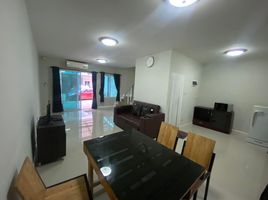 3 Schlafzimmer Reihenhaus zu vermieten im Karnkanok Town 1, Chai Sathan