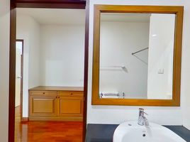 3 Schlafzimmer Appartement zu vermieten im Aramvej Apartment, Khlong Tan Nuea