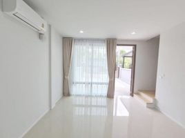 4 Schlafzimmer Reihenhaus zu vermieten im Nue Connex House Don Mueang, Sanam Bin