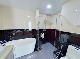 1 Bedroom Condo for rent at Ramada by Wyndham Ten Ekamai Residences, Phra Khanong Nuea, Watthana