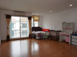 3 Schlafzimmer Reihenhaus zu verkaufen im Baan Klang Muang Urbanion Srinakarin 46/1, Nong Bon
