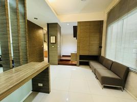 3 Schlafzimmer Reihenhaus zu vermieten im Baan Klang Muang Monte-Carlo, Lat Yao