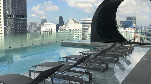 3D 워크스루 of the Communal Pool at Edge Sukhumvit 23