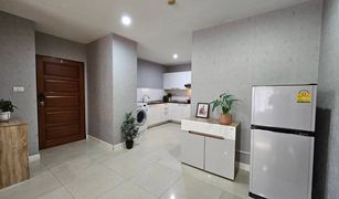 2 Schlafzimmern Wohnung zu verkaufen in Din Daeng, Bangkok Baan Klang Krung Resort (Ratchada 7)