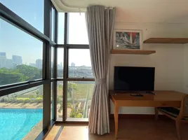 1 Bedroom Condo for rent at Baan Somthavil, Lumphini