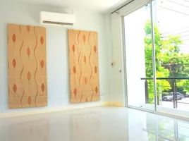 3 Bedroom Townhouse for sale at Praphassorn Green Park 6, Nong Kakha, Phan Thong, Chon Buri