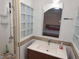 1 Schlafzimmer Wohnung zu vermieten im Sakon Townhome, That Choeng Chum