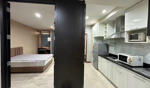 1 Bedroom Condo for sale in Din Daeng, Bangkok Baan Klang Krung Resort (Ratchada 7)