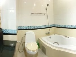 2 спален Кондо в аренду в Citi Smart Condominium, Khlong Toei