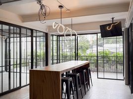 200 кв.м. Office for rent in Benjasiri Park, Khlong Tan, Khlong Toei