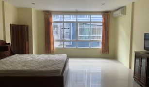 Таунхаус, 3 спальни на продажу в Патонг, Пхукет Moo Baan Kasem Sap