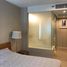 1 Schlafzimmer Appartement zu vermieten im The Room Sukhumvit 21, Khlong Toei Nuea