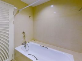 2 Schlafzimmer Appartement zu vermieten im Lake Green Condominium, Khlong Toei