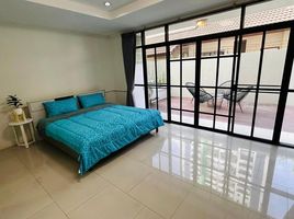 5 Bedroom Townhouse for sale at Moo Baan Chicha Castle, Khlong Toei Nuea