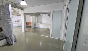 Магазин, 1 спальня на продажу в Khlong Toei Nuea, Бангкок 
