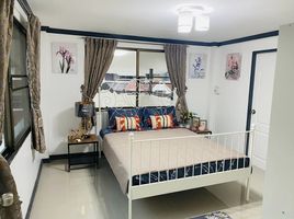 5 Schlafzimmer Reihenhaus zu vermieten im Royal Nakarin Villa, Nong Bon, Prawet