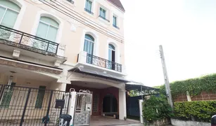 Дом, 3 спальни на продажу в Wang Thonglang, Бангкок Baan Klang Muang Grand De Paris Ratchada