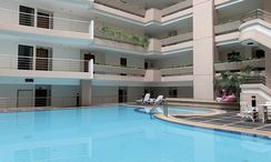 Fotos 3 of the Communal Pool at Navin Court