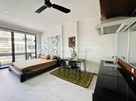 Studio Appartement zu verkaufen im Design studio with private covered rooftop, Phsar Kandal Ti Pir, Doun Penh