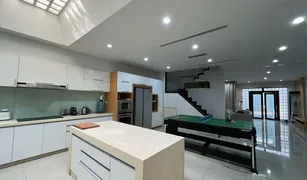 曼谷 Khlong Toei Nuea 4 卧室 联排别墅 售 