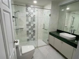 2 Bedroom Condo for rent at Govind Tower, Khlong Toei Nuea