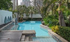 写真 2 of the Communal Pool at Athenee Residence