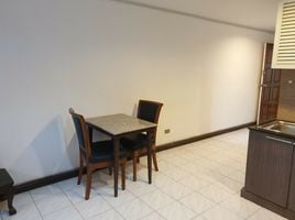 1 Bedroom Condo for rent at Diamond Tower, Si Lom