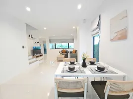 3 спален Таунхаус в аренду в East Bangtao Ville, Thep Krasattri