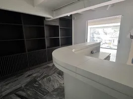2 Schlafzimmer Einzelhandelsfläche zu vermieten in Suan Plern Market, Khlong Tan, Khlong Toei
