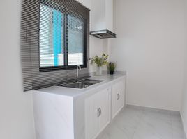 2 Schlafzimmer Reihenhaus zu verkaufen im Grand Townhome Pattaya , Nong Prue