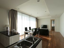 2 спален Кондо в аренду в Royce Private Residences, Khlong Toei Nuea