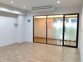 12 SqM Office for rent at Narita Tower, Ban Mai