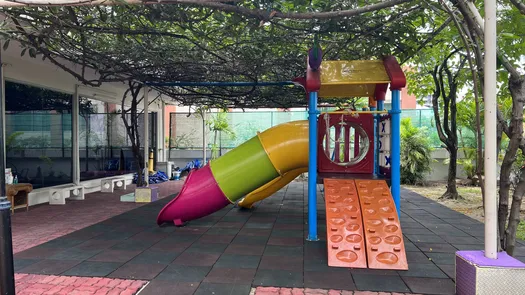 รูปถ่าย 1 of the Outdoor Kids Zone at ดี.เอส. ทาวเวอร์ 1 สุขุมวิท 33