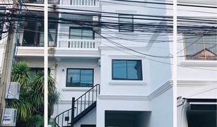 5 Bedrooms Townhouse for sale in Phra Khanong Nuea, Bangkok 