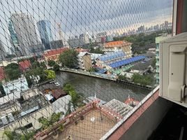 Studio Wohnung zu verkaufen im First Tower, Khlong Toei Nuea