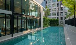 Фото 3 of the สระว่ายน้ำ at B - Loft Lite Sukhumvit 107