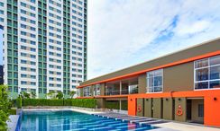 Фото 2 of the Communal Pool at Lumpini Park Phetkasem 98