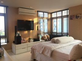 2 Bedroom Condo for sale at Baan Siriyenakat, Thung Mahamek, Sathon