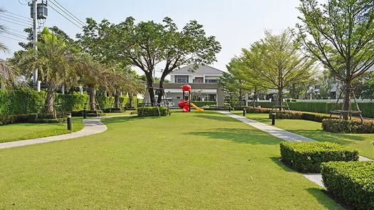 Фото 1 of the Communal Garden Area at Perfect Masterpiece Chaengwatthana