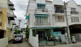 Lat Phrao, ဘန်ကောက် Mu Ban Chalisa တွင် 3 အိပ်ခန်းများ တိုက်တန်း ရောင်းရန်အတွက်