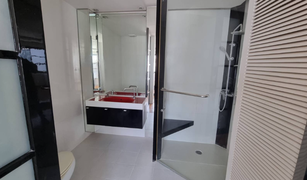 2 Bedrooms Condo for sale in Khlong Toei, Bangkok Lake Green Condominium