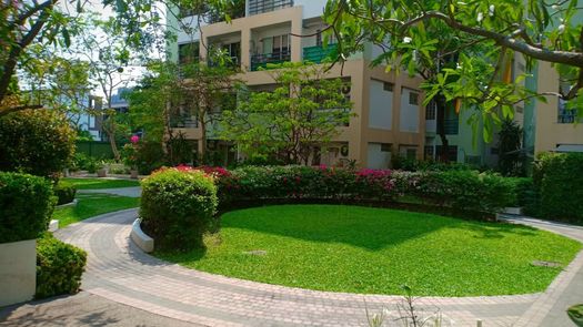 Фото 1 of the Communal Garden Area at Waterford Park Rama 4