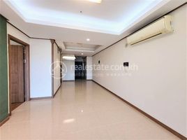 1 Schlafzimmer Appartement zu verkaufen im 1 Bedroom De Castle Royal BKK1 for sale, Boeng Keng Kang Ti Muoy