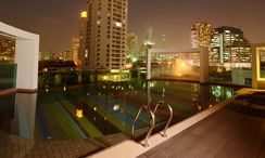 Фото 3 of the Communal Pool at Beverly 33