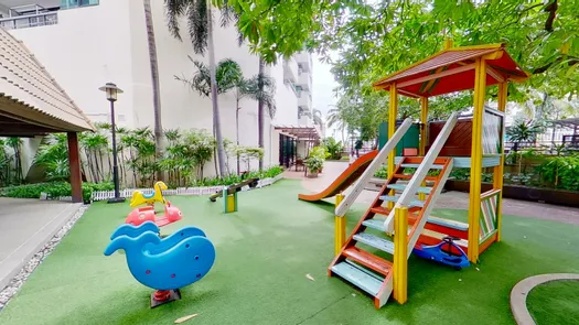 写真 1 of the Outdoor Kids Zone at Sathorn Gardens