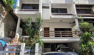 4 Bedrooms Townhouse for sale in Khlong Toei Nuea, Bangkok 